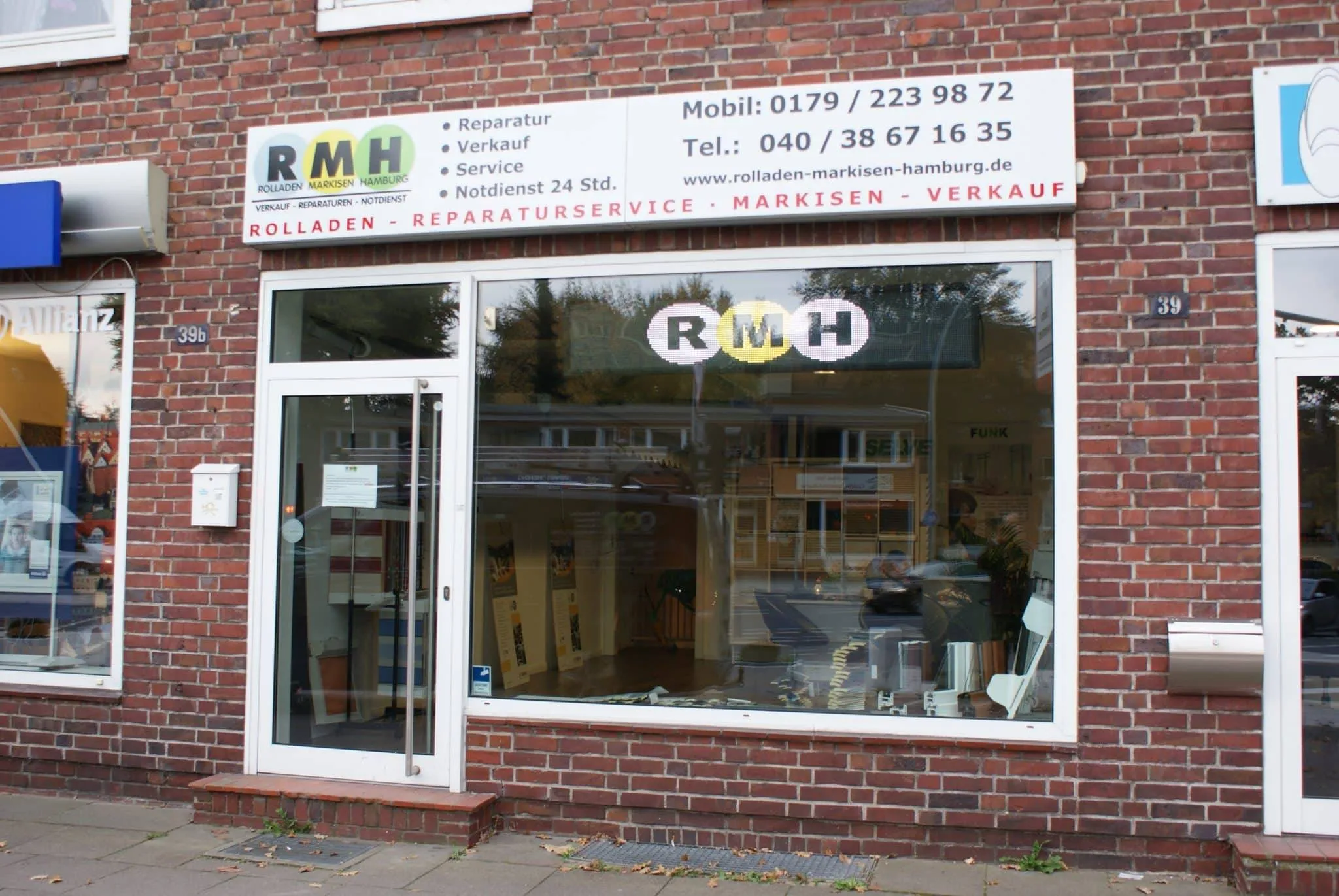 Schaufenster von rmh, einem Unternehmen, das sich auf die Reparatur und den Verkauf von Rollläden (Rolladen) und Markisen (Markisen) spezialisiert hat, mit angezeigten Kontaktinformationen.