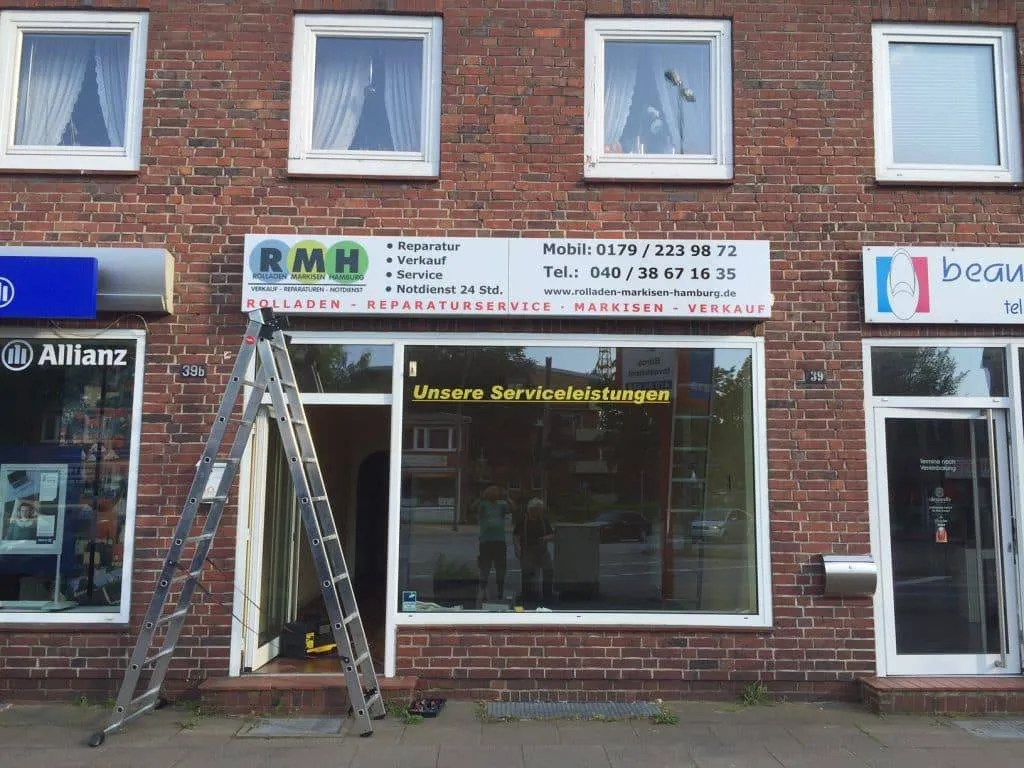 Derzeit laufen Wartungsarbeiten an einer Ladenfront mit einer davor angebrachten Leiter und verschiedenen sichtbaren Geschäftsschildern.